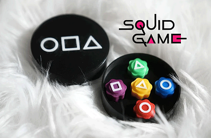 Squid Game – Hra kostky GONGGI v kulaté krabičce